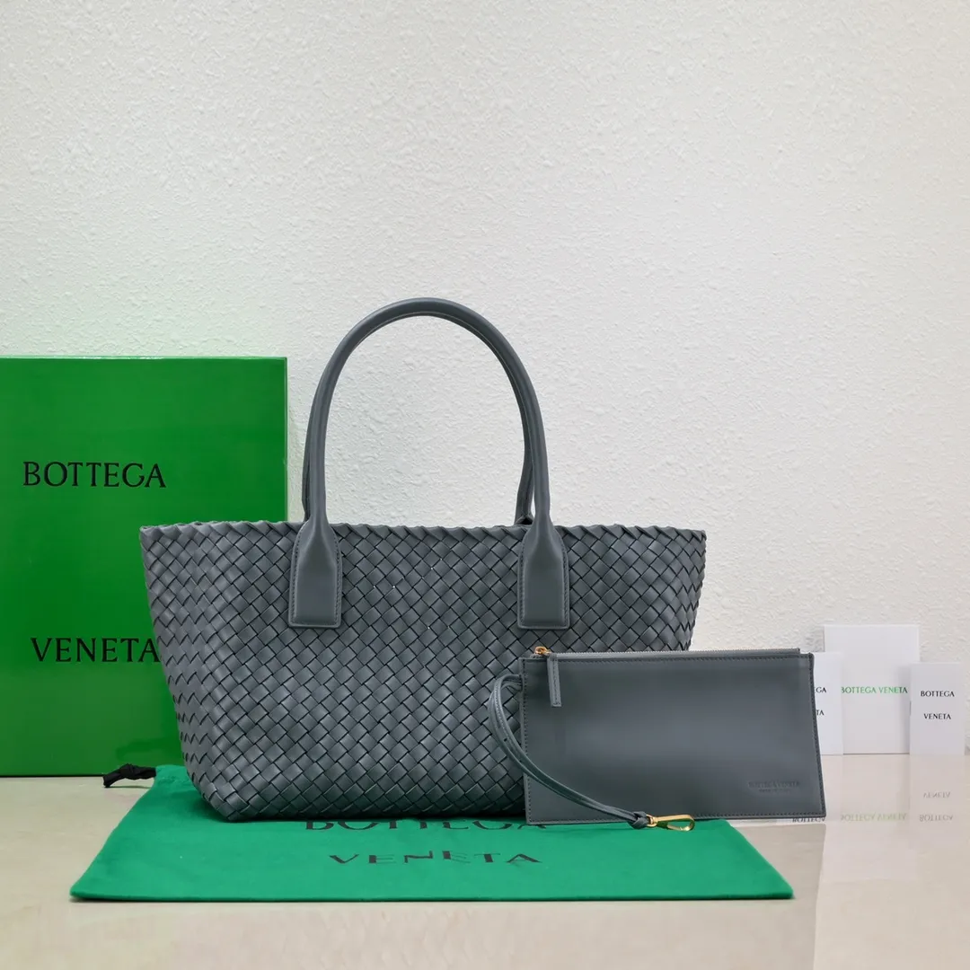 Batch 2060 Ready in stock BV’s iconic bag “CABAT” returns (medium size 32) One of the most popular bag series “CABAT” is now reappearing in a new style with special elements added. • Seamless double-sided woven unlined structure, soft texture, foldable, and can maintain its shape without deformation when empty. Size: 48*15*25cm, bottom 32, model: 5212#